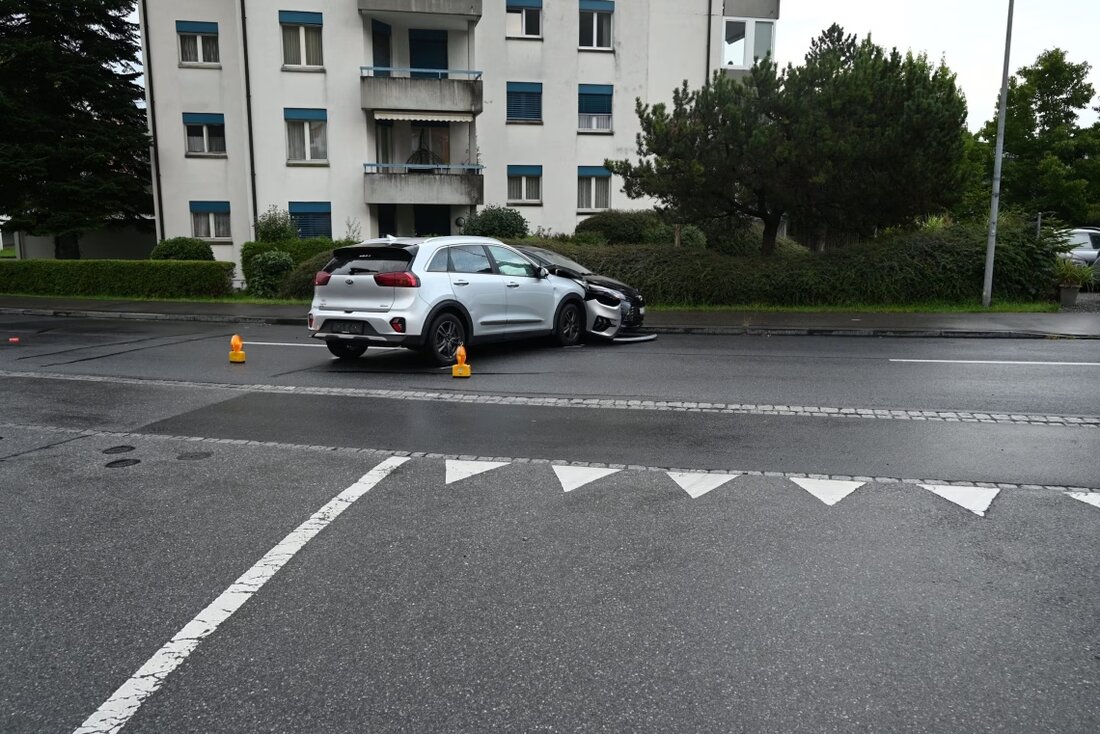 Am Mittwoch verletzte sich eine 54-Jährige bei einem Verkehrsunfall auf der Staatsstrasse in Rüthi. Sachschaden: 20.000 Franken.