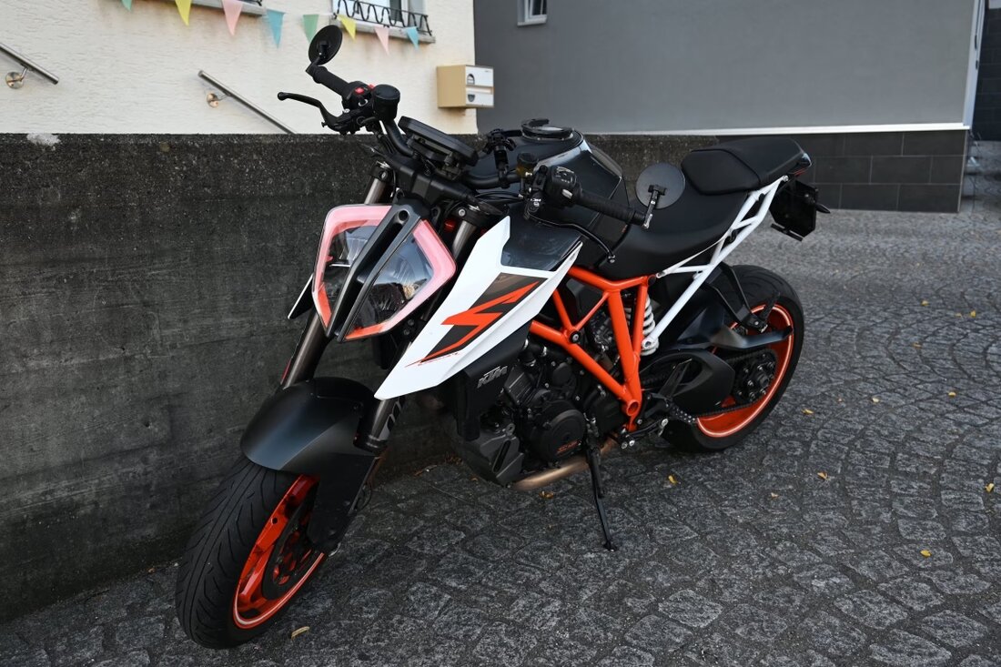 Am Montagmorgen kam es auf der Wiesentalstrasse in Uzwil zu einem Verkehrsunfall zwischen Auto und Motorrad, bei dem ein 52-Jähriger leicht verletzt wurde.