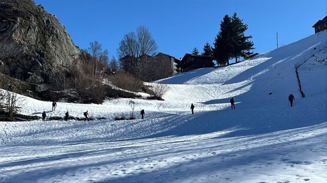 Am 5. Februar 2025 verschwand Thomas R. in Nendaz. Die Kantonspolizei und Einwohner suchen weiterhin nach ihm. Hinweise erbeten.