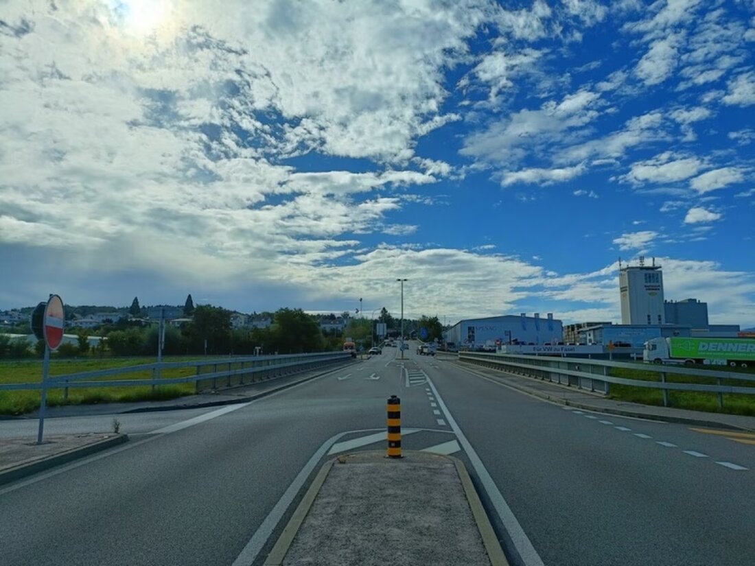 Der Autobahnanschluss Düdingen wird neu gestaltet, um Verkehrsstaus zu reduzieren und die Mobilität zu verbessern. Initiativen starten 2026.