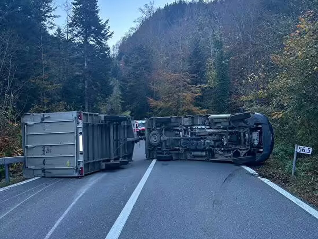Am Brünigpass verunfallte ein Viehtransporter; der Fahrer wurde leicht verletzt, die Kälber blieben unversehrt. Unfallursache wird ermittelt.