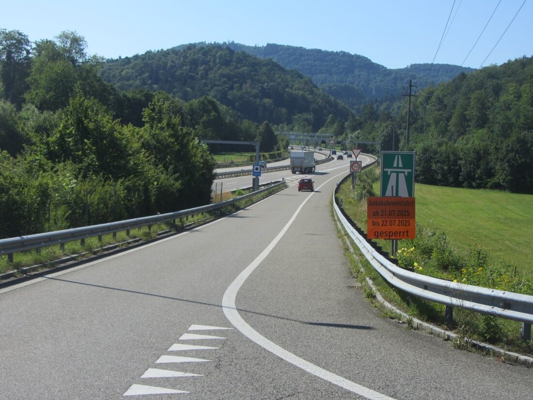 Ab 19. Juli 2025 wird auf der Bahnhofstrasse in Effingen der letzte Deckbelag eingebaut. Sperrungen und Umleitungen führen zu längeren Wartezeiten.