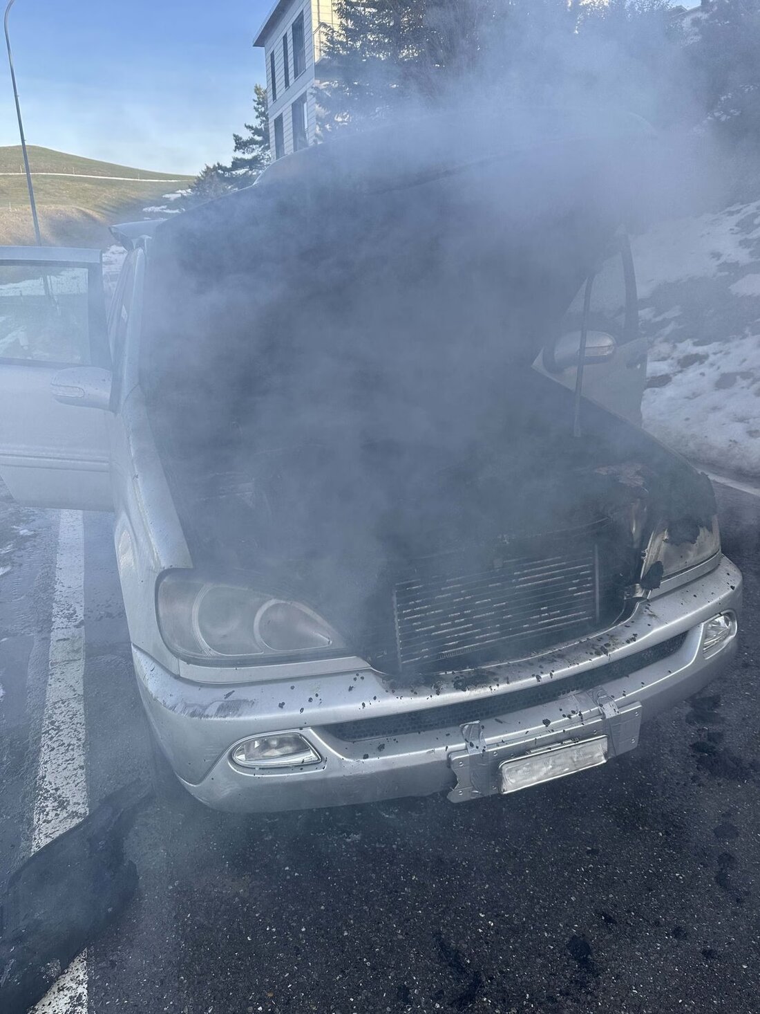 Ein 72-jähriger Fahrer entkam am 17. Januar 2026 in Walzenhausen-Lachen einem Fahrzeugbrand, verursacht durch Rauch aus der Motorhaube.