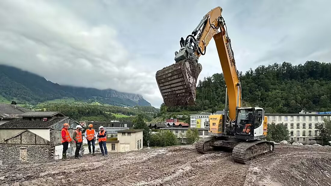 Regierungsrat Tschudi besucht Aufräumarbeiten in Schwanden. Kanton und Bund unterstützen die Bewältigung nach der Wagenrunse.