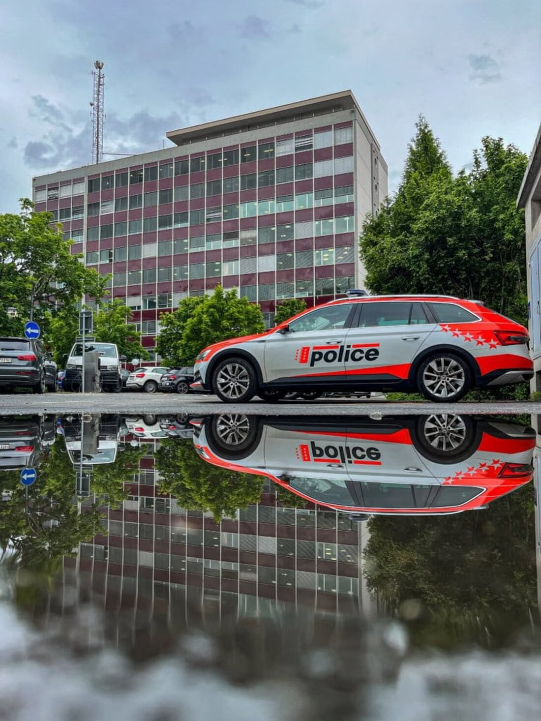Die Kantonspolizei Wallis präsentiert die Sicherheitsbilanz 2024: Rückgang der Kriminalität, neue Präventionskampagnen und stabile Verkehrssicherheit.