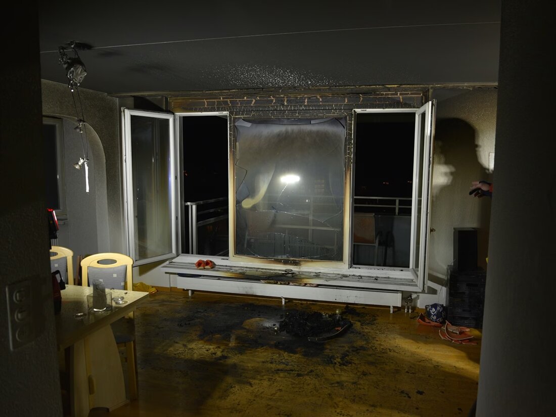 An Silvesterabend entzündete eine Kerze einen Weihnachtsbaum in Landquart. Zwei Bewohner mussten wegen Rauchgas ins Spital.