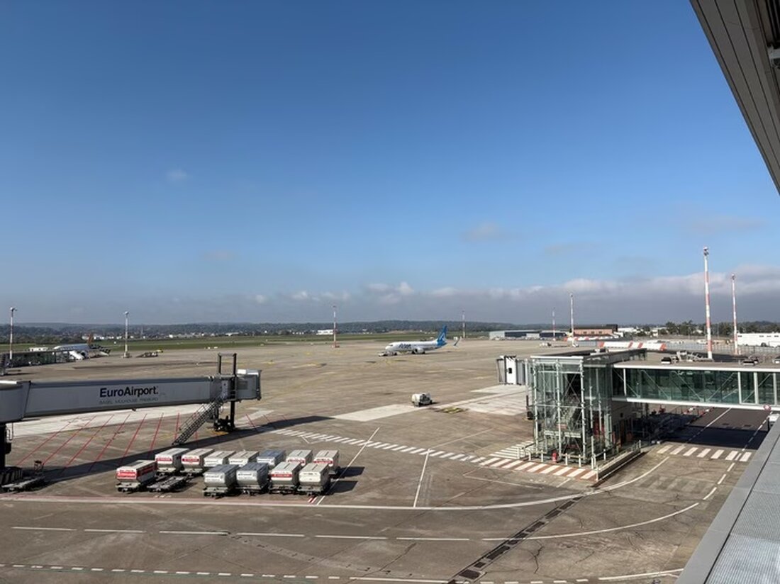 Nach zehnjähriger Schließung öffnet die Zuschauerterrasse am EuroAirport Basel-Mulhouse-Freiburg teilweise wieder. Besuchen Sie ab dem 18. Oktober täglich von 6 bis 21 Uhr und genießen Sie den Blick auf das Vorfeld.