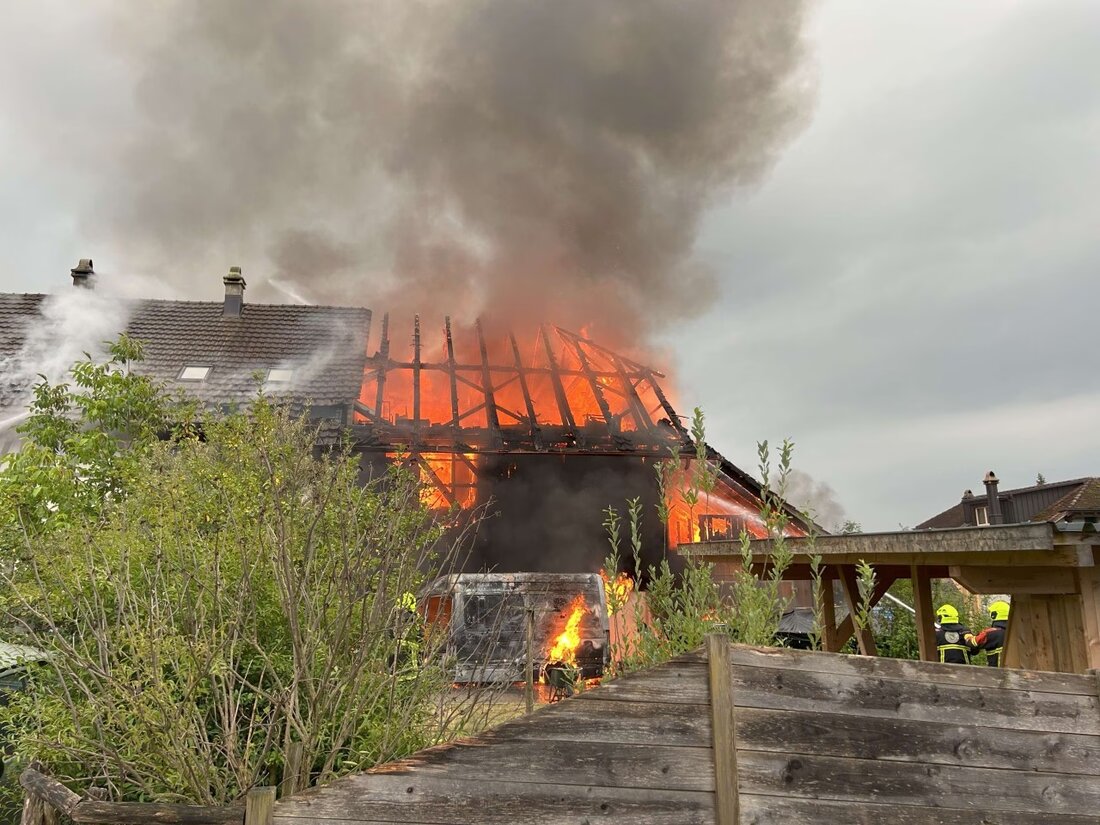 In Hägglingen verbrannte ein Lieferwagen, das Feuer griff auf ein Wohnhaus über. Polizei ermittelt zur Brandursache.