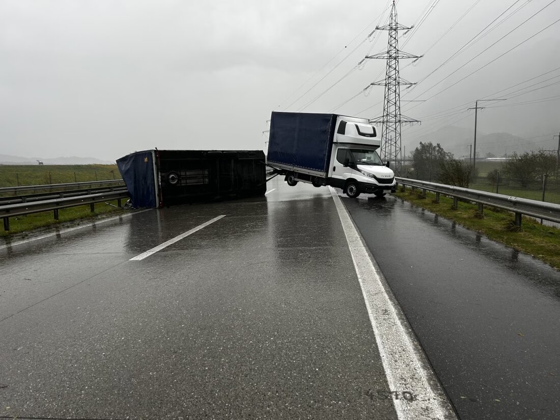 Am 23.10.2025 kippte der Anhänger eines Lieferwagens auf der A13 bei Rüthi durch eine Windböe, beide Fahrstreifen waren gesperrt.