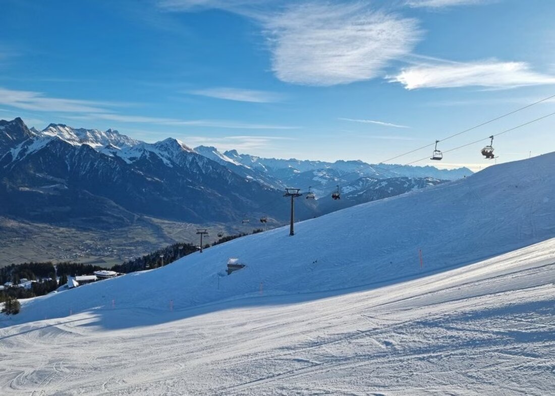 Die Pizolbahnen AG berichtet über ein erfolgreiches Geschäftsjahr 2024/25 mit Rekordumsatz und neuer Beschneiungsanlage, die für optimale Pisten sorgte.