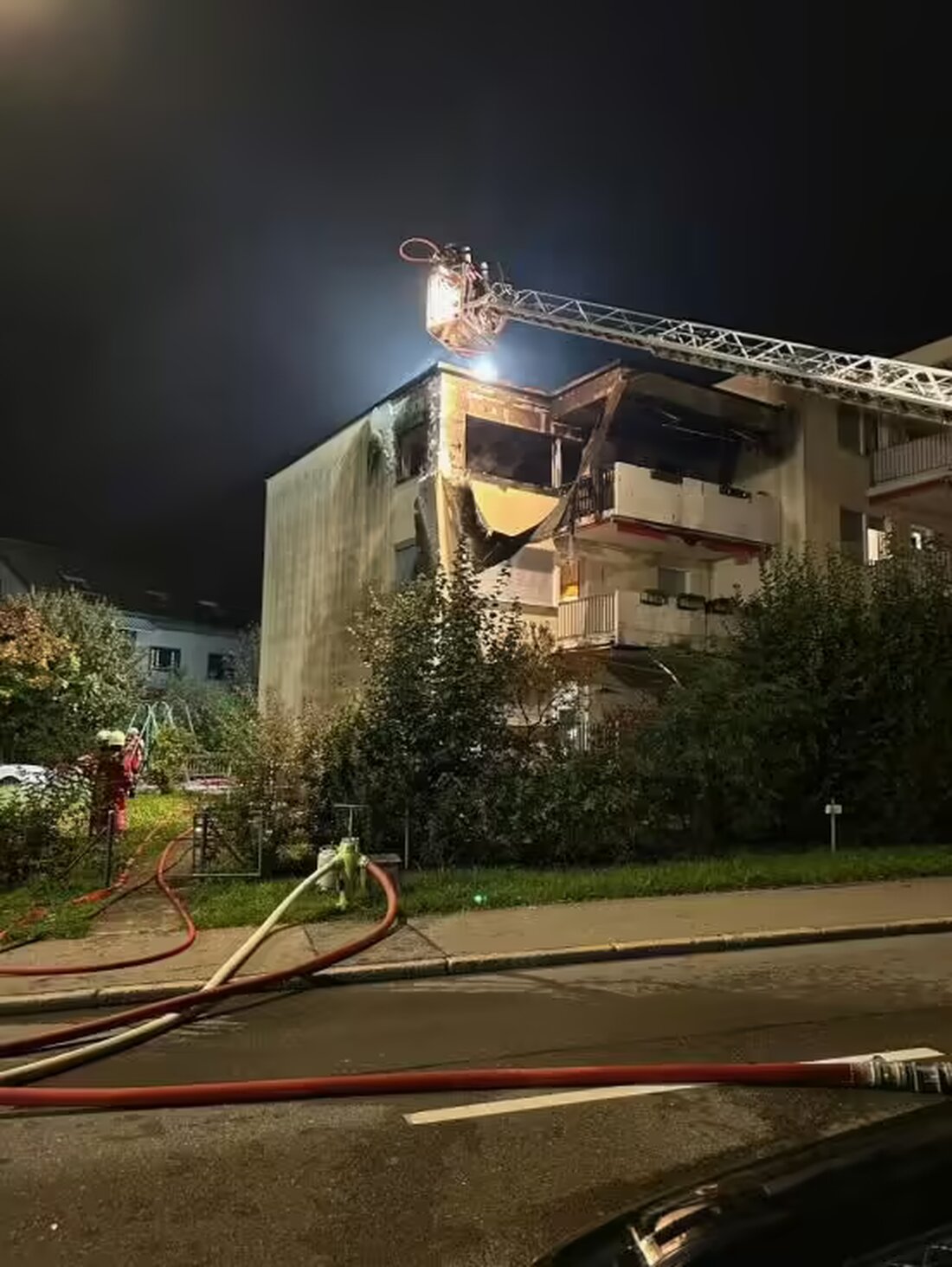 In Pfäffikon wurden vier Personen bei einem Wohnungsbrand schwer verletzt. Die Polizei ermittelt zur Brandursache.