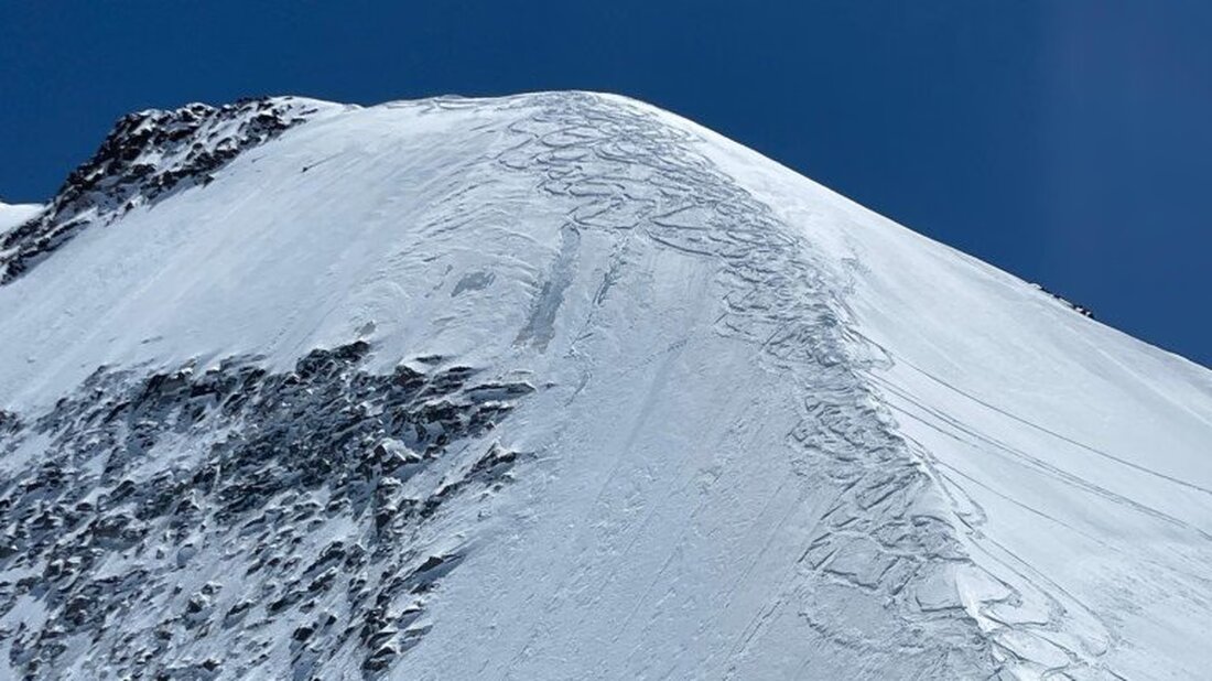 Am 11. Mai 2025 verunglücken zwei Skitourengänger bei Zermatt: einer stürzt, der andere verletzt sich bei der Hilfe.