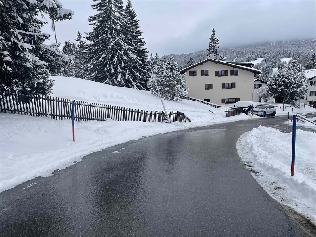Am Donnerstagabend kam es in Lenzerheide zu einem Unfall, bei dem ein Kandelaber beschädigt wurde. Die Polizei sucht Zeugen.