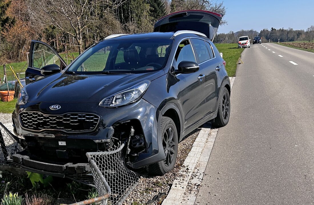 Bei einem Verkehrsunfall in Schweizersholz such die Kantonspolizei Thurgau Zeugen nach einem silbernen Volvo Kombi.