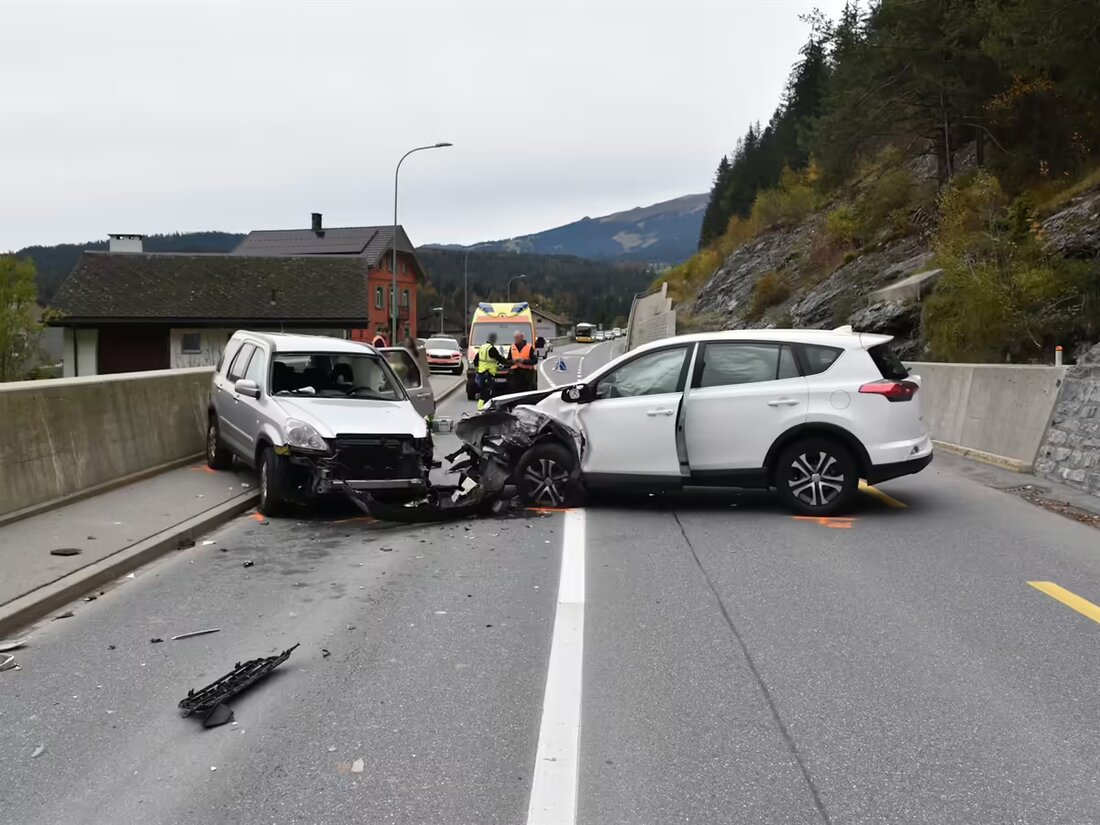 Nach einem Verkehrsunfall in Trin Mulin am 19.10.2024 sucht die Polizei zwei Zeugen. Hinweise bitte an den Polizeistützpunkt Flims.