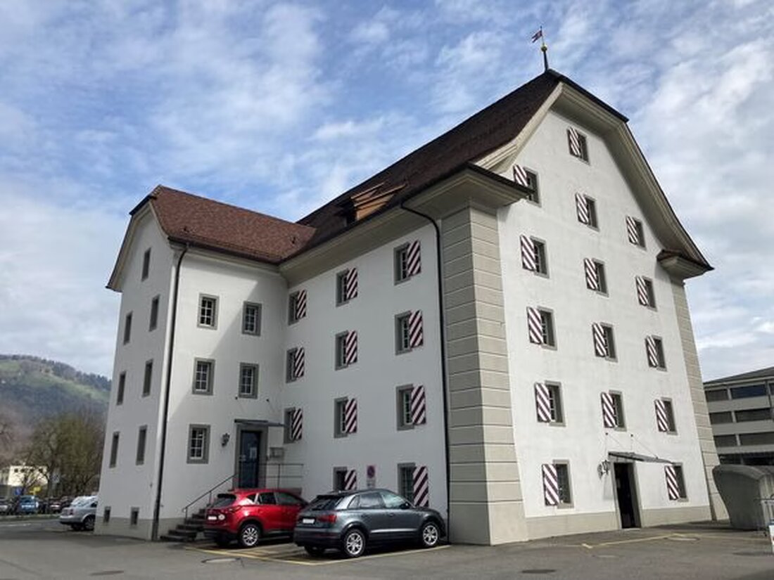 Der Nidwaldner Regierungsrat plant, das Zeughaus in Oberdorf weiterhin als Unterkunft für Schutzsuchende zu nutzen, um angespannten Wohnungsmarkt zu entlasten.