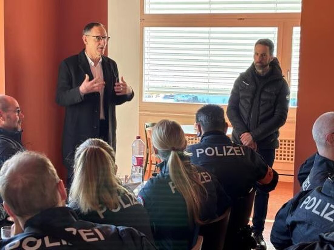 Regierungsrat Mario Fehr dankt den Einsatzkräften der Kantonspolizei Zürich für ihren wichtigen Beitrag beim WEF in Davos.