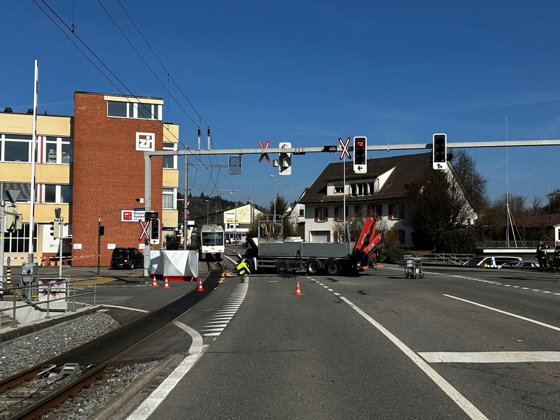 In Unterentfelden kam es zu einer heftigen Kollision zwischen einem Lastwagen und einem Zug. Ein Fahrer wurde verletzt, umfangreiche Bergungsarbeiten laufen.