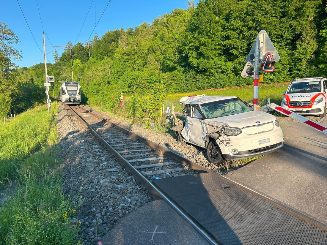 Bei einer Kollision zwischen Zug und Auto in Steckborn blieb am Sonntag niemand verletzt, es entstand jedoch erheblicher Sachschaden.