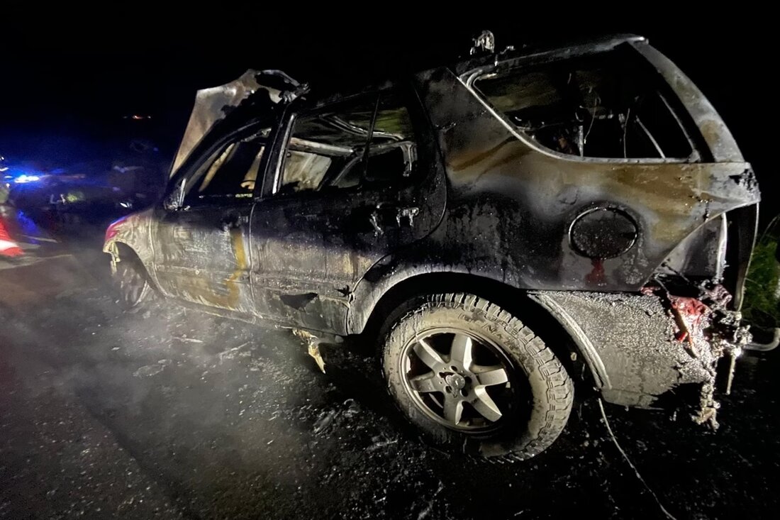 Am Samstagabend brach auf der A13 in Mesocco ein Fahrzeugbrand aus. Die Feuerwehr konnte das Feuer löschen, doch das Zugfahrzeug brannte völlig aus. Verletzt wurde niemand, der San Bernardinotunnel war während des Einsatzes gesperrt.