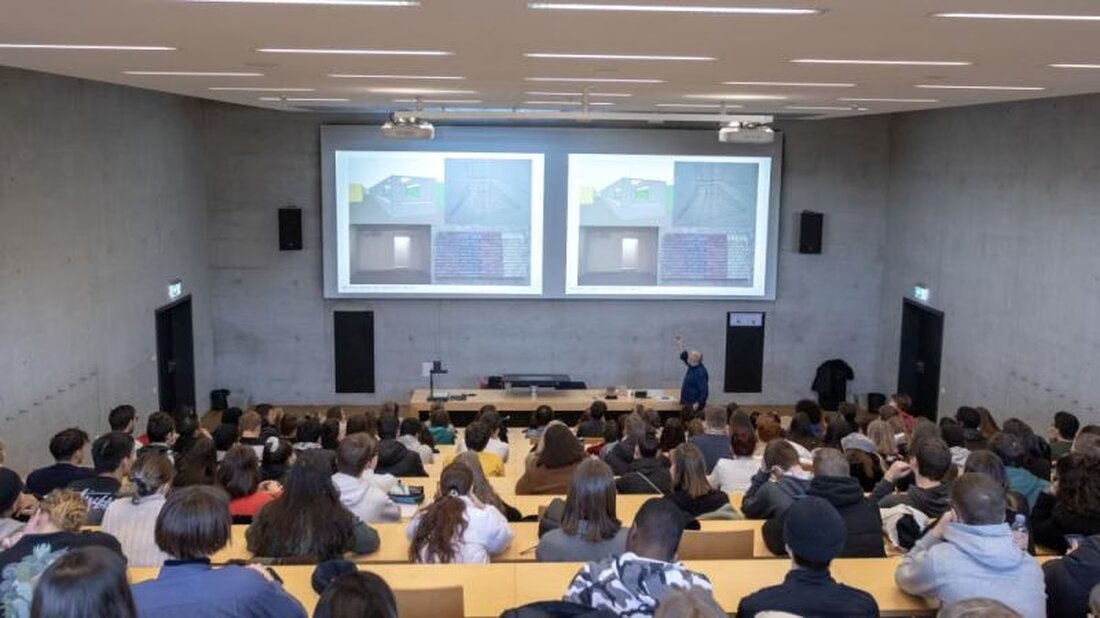 Perspectiva 2025 fördert den Austausch zwischen Schülern und Berufsleuten, präsentiert Vorträge und Videos in Freiburg.