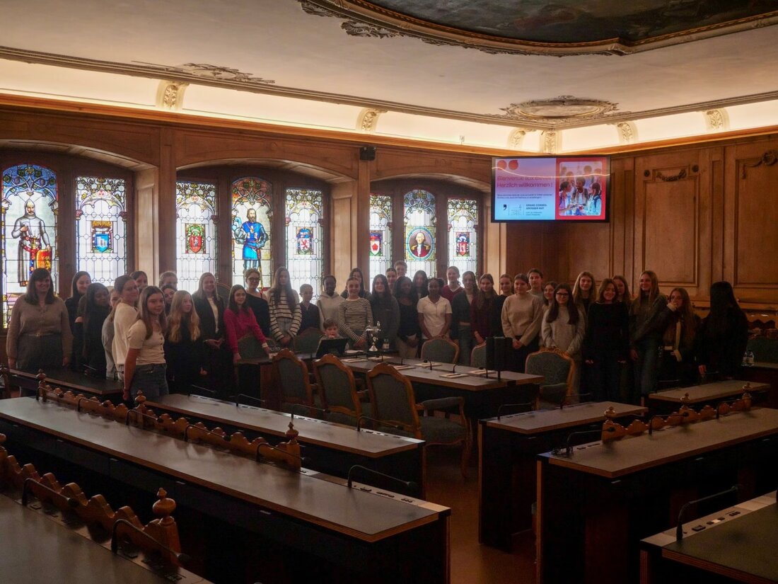 50 Schülerinnen hatten die Chance, mit Grossrätinnen in Freiburg zu diskutieren und an einem Debattenworkshop teilzunehmen.