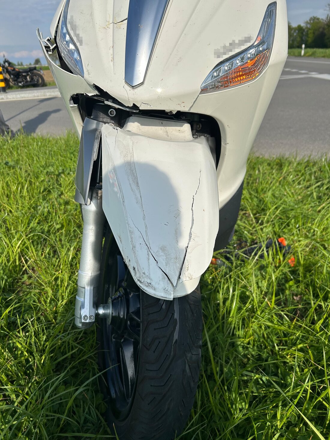 Bei einer Kollision in Zihlschlacht am Sonntagnachmittag wurde ein Rollerfahrer verletzt. Die Polizei sucht Zeugen der flüchtigen Autofahrerin.