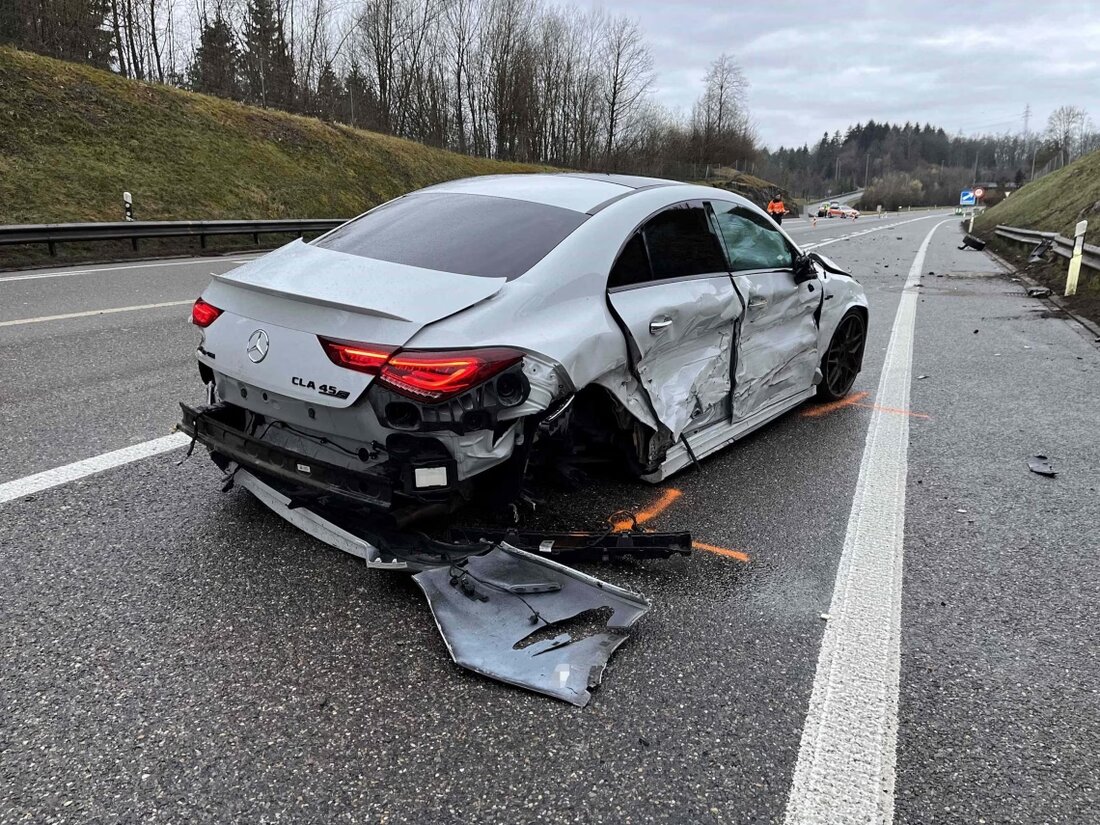 Unfall zwischen zwei Autos auf der A15 bei Rapperswil: Sachschaden in Höhe von mehreren zehntausend Franken, glücklicherweise keine Verletzten.