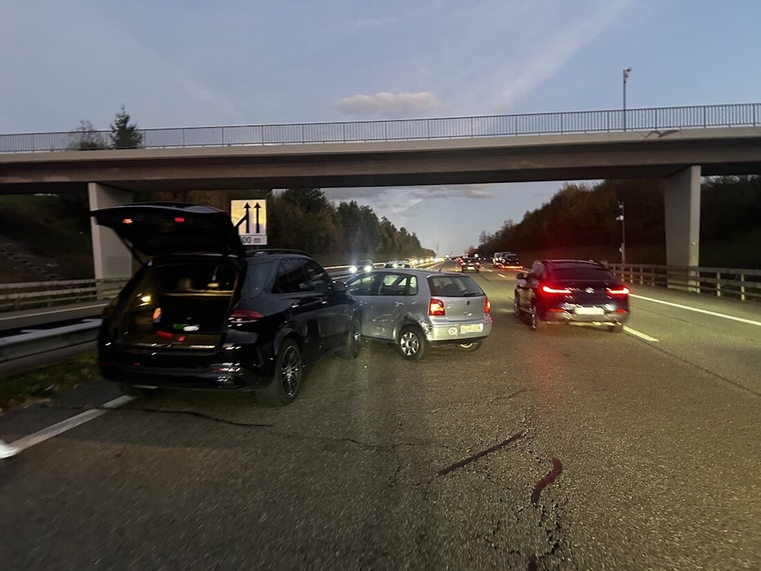 Am Dienstag kam es auf der A1 zwischen Uzwil und Gossau zu einem Unfall zwischen zwei Autos. Eine Fahrerin wurde leicht verletzt.