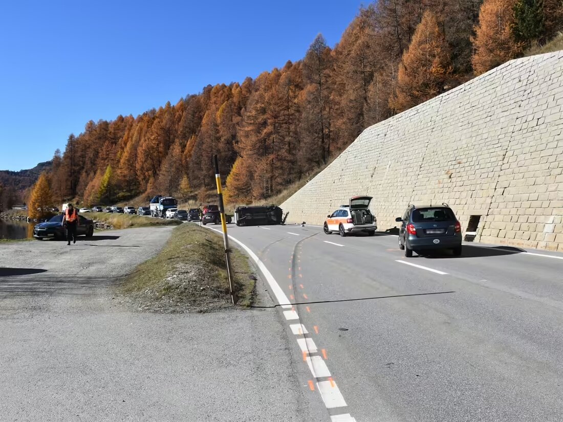 In Sils i.E./Segl kam es zu einem Unfall zwischen zwei Autos bei einem Überholvorgang. Eine Person wurde leicht verletzt.