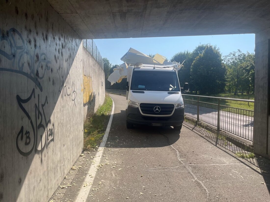 Zwei Nutzfahrzeuge prallten in Birmenstorf und Zofingen gegen Unterführungen, verursacht durch Höhenüberschreitungen. Sachschaden blieb.