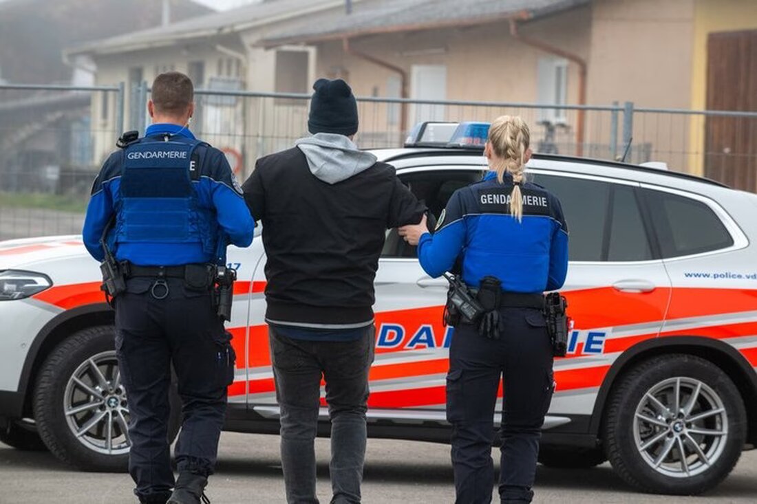 Am 21. Dezember 2025 wurden in Gland zwei Verdächtige nach einem versuchten Fahrzeugdiebstahl von der Polizei festgenommen.