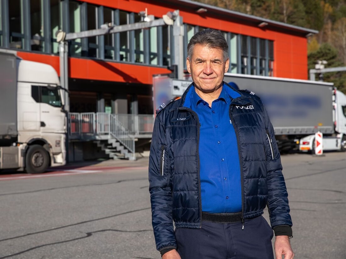 In 20 Jahren wurden im Schwerverkehrskontrollzentrum Unterrealta über 120.000 Fahrzeuge geprüft, was die Verkehrssicherheit steigert.