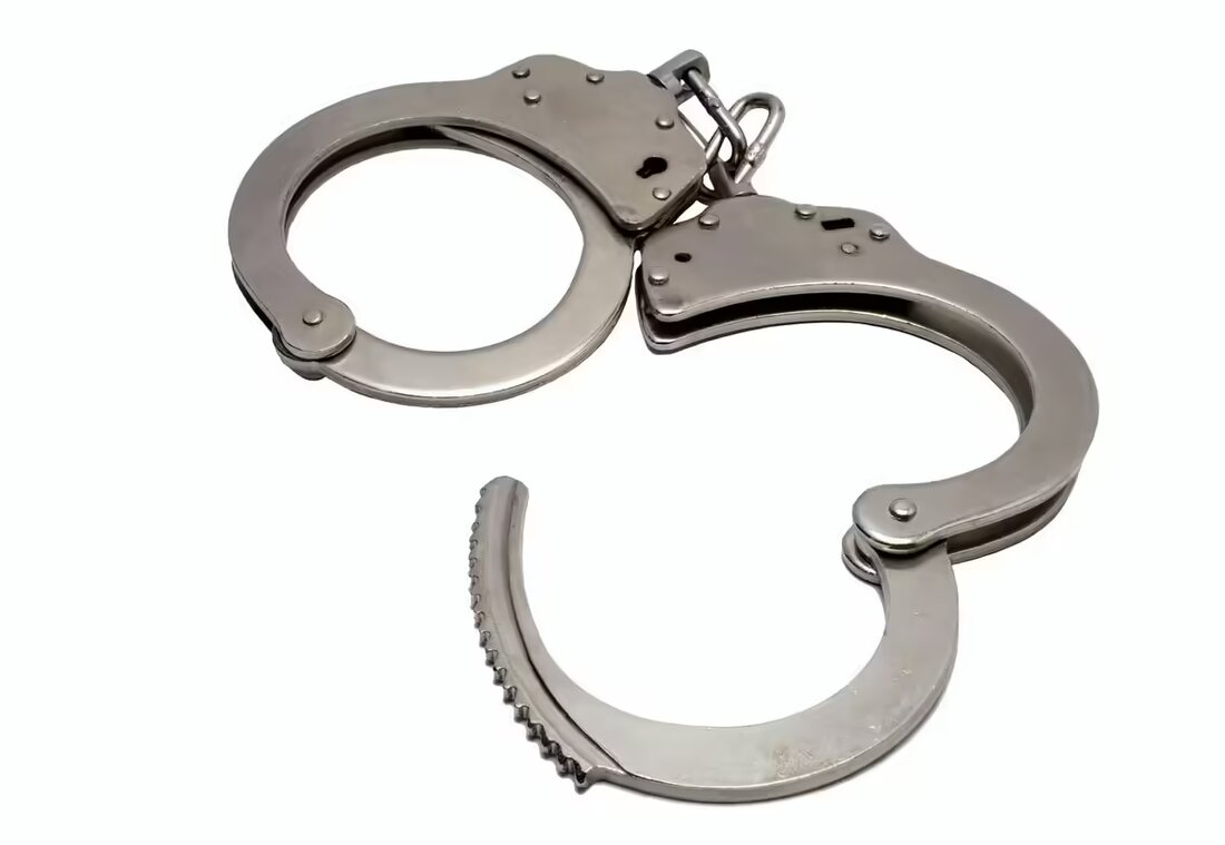 Zwei Jugendliche wurden in Waldstatt mit einem gestohlenen Fahrzeug angehalten, nachdem sie einer Polizeikontrolle entkommen wollten.