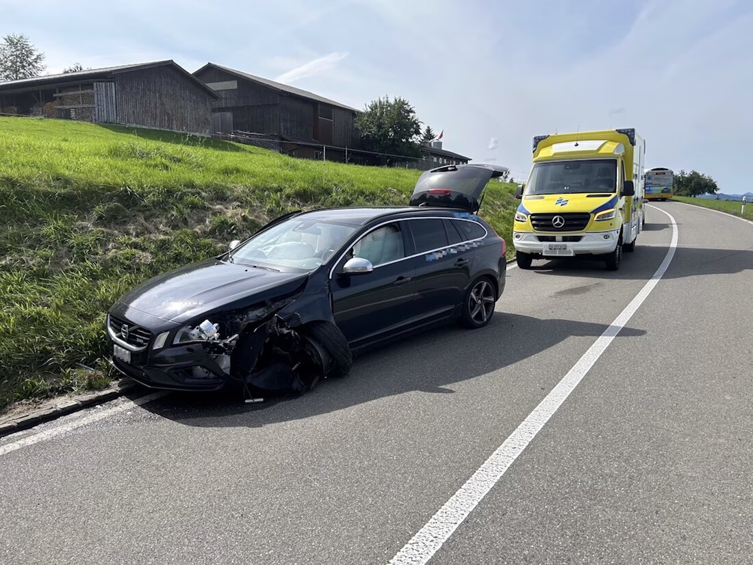 Am Samstag kam es auf der Arneggerstrasse in Waldkirch zu einer seitlichen Frontalkollision, bei der zwei Fahrer verletzt wurden.