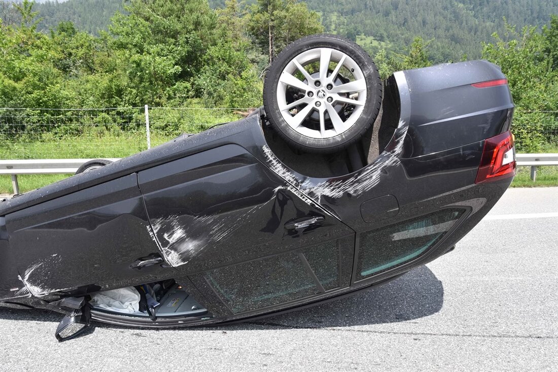 Zwei Personen wurden bei einem Unfall auf der A13 in Domat/Ems verletzt. Ein 78-jähriges Fahrzeug überschlug sich.