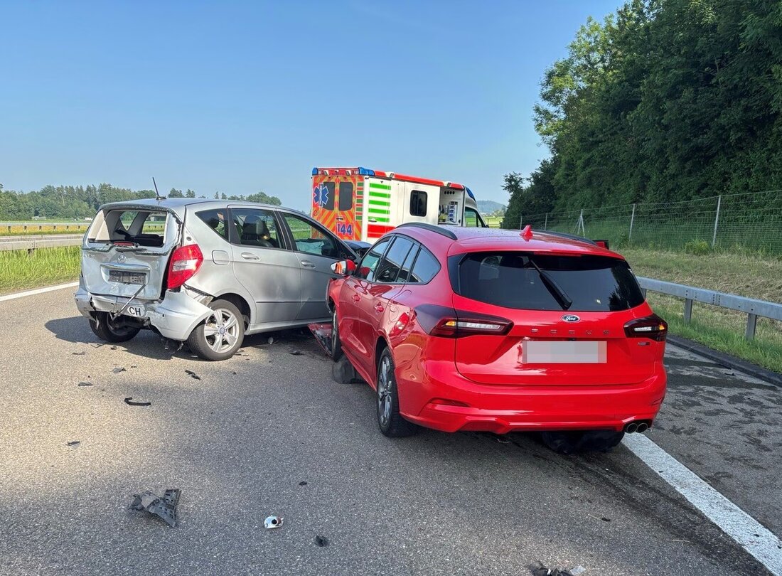 Zwei Personen wurden bei Kollisionen auf der A1 in Wängi verletzt. Ein 26-Jähriger fuhr auf eine abbremzende Autofahrerin auf.