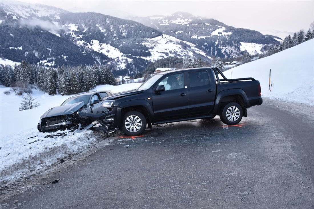 Am Freitagnachmittag kam es in Obersaxen zu einer Kollision zweier Fahrzeuge. Beide Fahrerinnen wurden leicht verletzt.