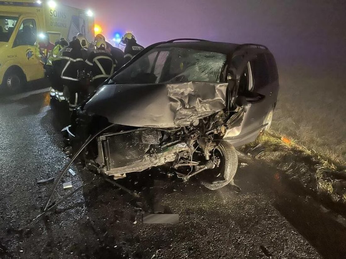 Zwei Verkehrsunfälle in Wallenried am 21. Januar 2025 verletzten mehrere Fahrerinnen, Straßenabschnitt gesperrt.