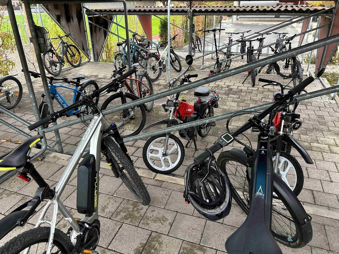 Kantonspolizei Appenzell Ausserrhoden führte Kontrollen zu Zweirädern auf Schulwegen durch, um Sicherheit zu gewährleisten.