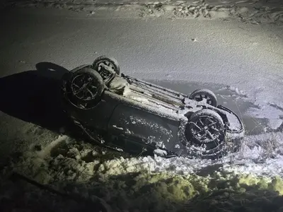 Drama in San Bernardino: Auto überschlägt sich und landet im Gewässer!