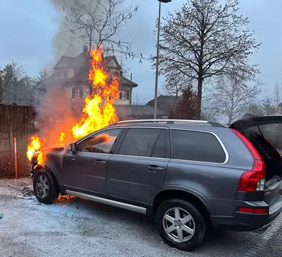 Fahrzeugbrand in Frauenfeld: Fahrer verletzt, technischer Defekt schuld!