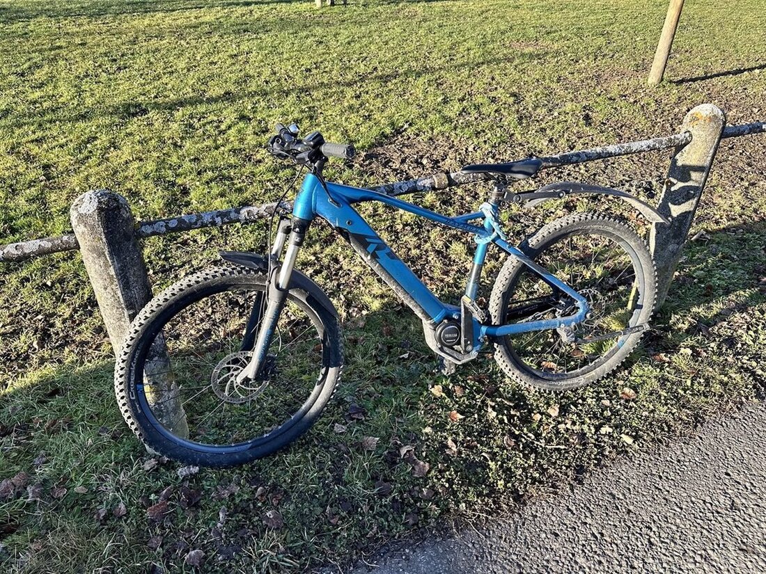 Beteiligtes E-Bike. Ansicht der Unfallstelle.