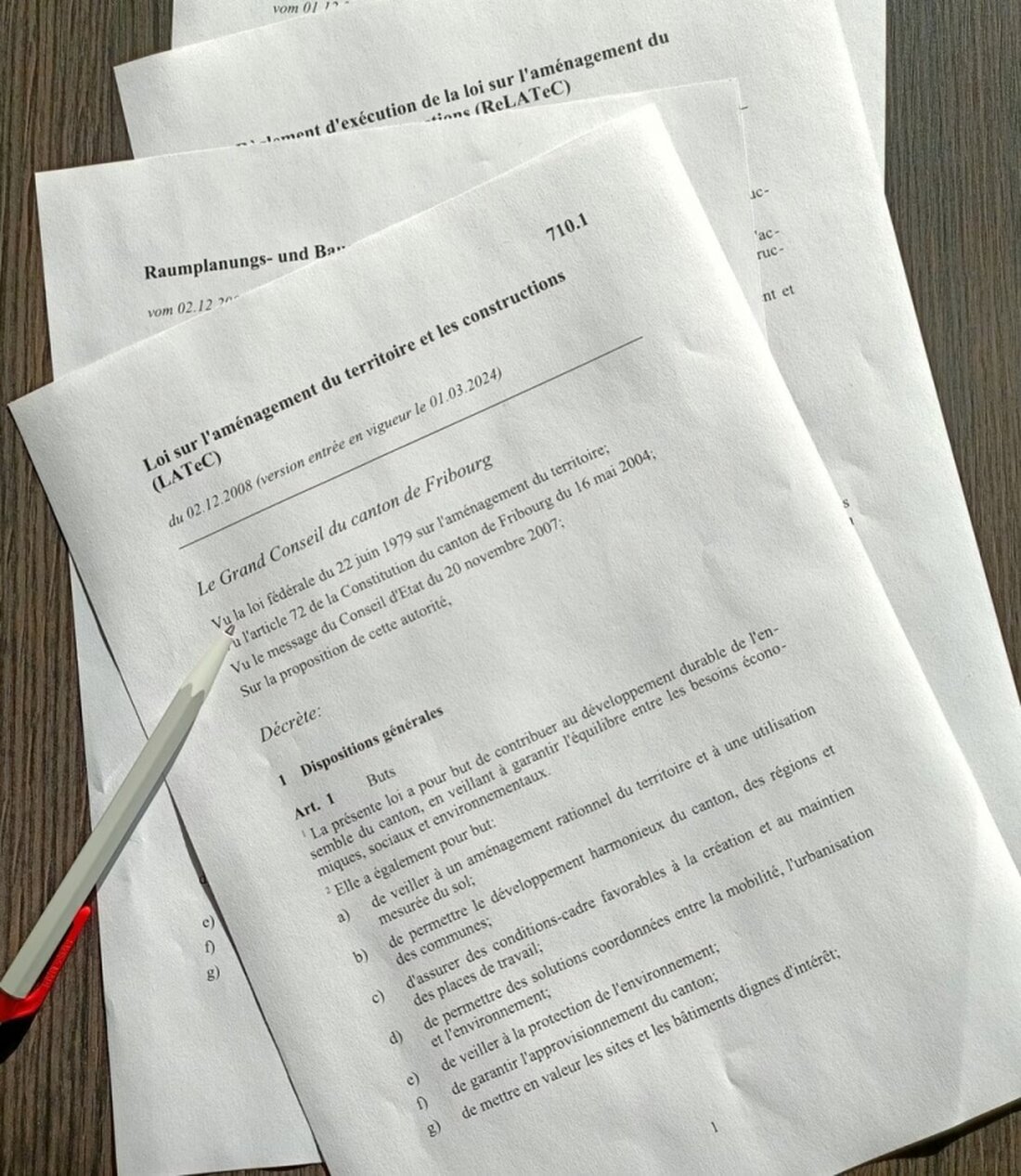 Der Staatsrat lädt zur öffentlichen Vernehmlassung zu geplanten Änderungen des Raumplanungsrechts ein, um Verfahren zu optimieren und zu beschleunigen.