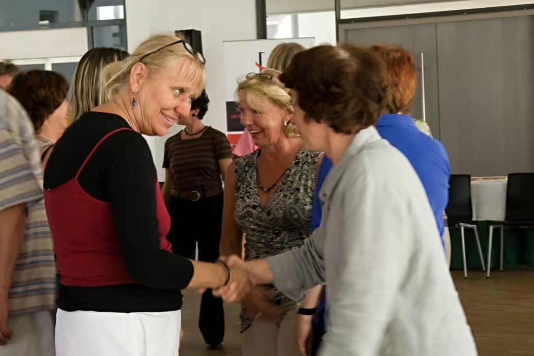 Training von Humor in Alters- und Pflegeheimen bzw. Gesundheitinstitute Humor gilt in der Forschung der Positiven Psychologie als Charakterstärke, die zur Lebenszufriedenheit eines Menschen beiträgt. Diese günstige Wirkung zeigt sich auch bei älteren Menschen. Studien belegen die Effektivität der Humortherapie bei älteren Menschen mit Depression; demente ältere Menschen reagieren ebenfalls positiv auf spezialisierte Gesundheit!Clowns und zeigen weniger Verhaltensauffälligkeiten. Ziele Viele Alters- und Pflegeheime haben sich erst punktuell mit dem Thema Humor auseinandergesetzt. Mit dem Training Glücksmomente – Humor kennt kein Alter soll Humor nachhaltig, ganzheitlich und professionell im Alltag von Alters- und Pflegeheimen in Deutschland gelebt und integriert werden. Damit …