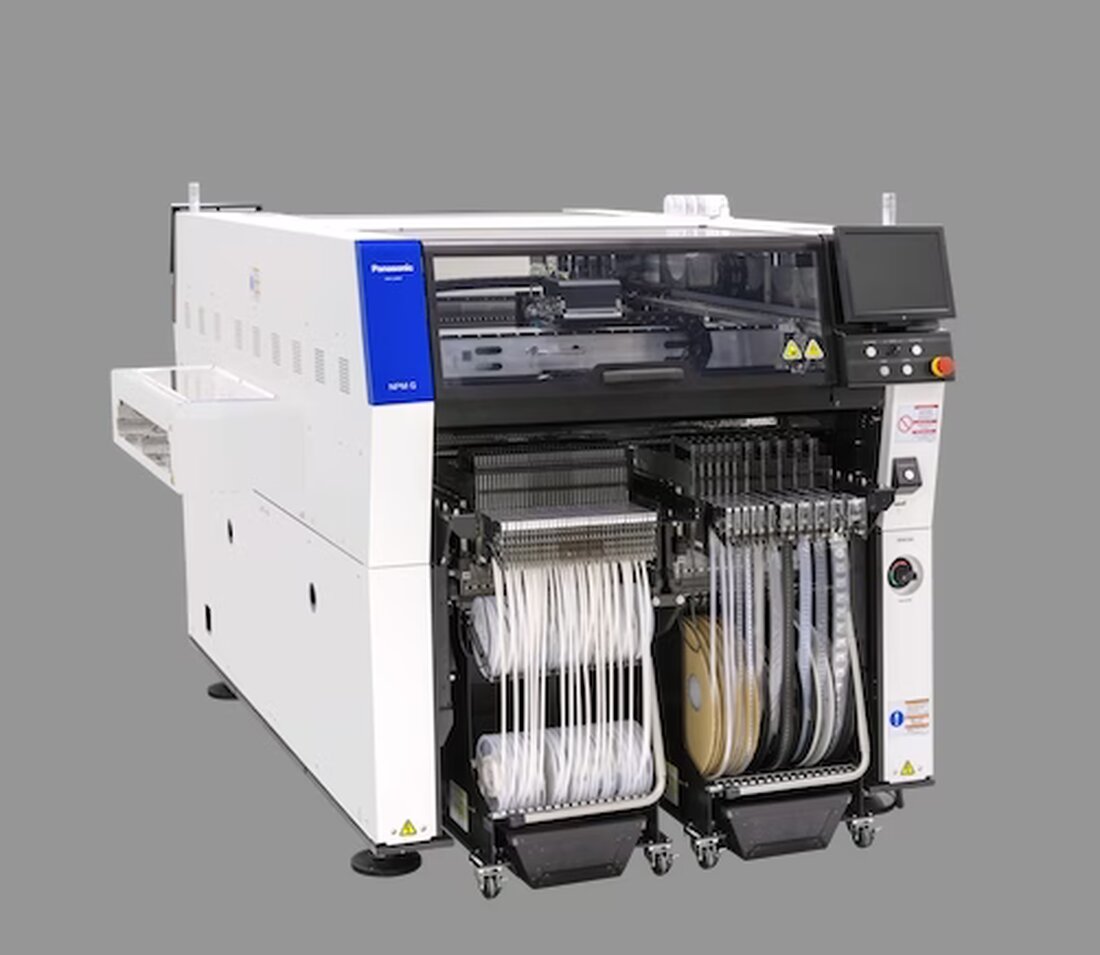 Die NPM-GW von Panasonic erhöht die Produktionskapazität bei der Bestückung auch größerer Leiterplatten – bei gleichzeitig gestiegener Flexibilität. München, DE. 12. Dezember 2024 – Panasonic Factory Solutions hat den neuen modularen Bestücker NPM-GW vorgestellt, der die Leistungsfähigkeit der Leiterplattenbestückung im gesamten Produktionsprozess erhöht. Mit der NPM-GW können Hersteller größere Leiterplatten (bis zu 760 mm x 687 mm) bestücken, optional sogar bis 1.500mm Länge. Gegenüber vorherigen Modellen wurden neben der Bestückleistung und der Genauigkeit auch das zu verarbeitende Bauteilspektrum erhöht beziehungsweise deutlich erweitert. So ist zum Beispiel die Bestückung von 45mm hohen Bauteilen möglich. Neben Geschwindigkeit und Genauigkeit, einem erweiterten Bauteilspektrum …