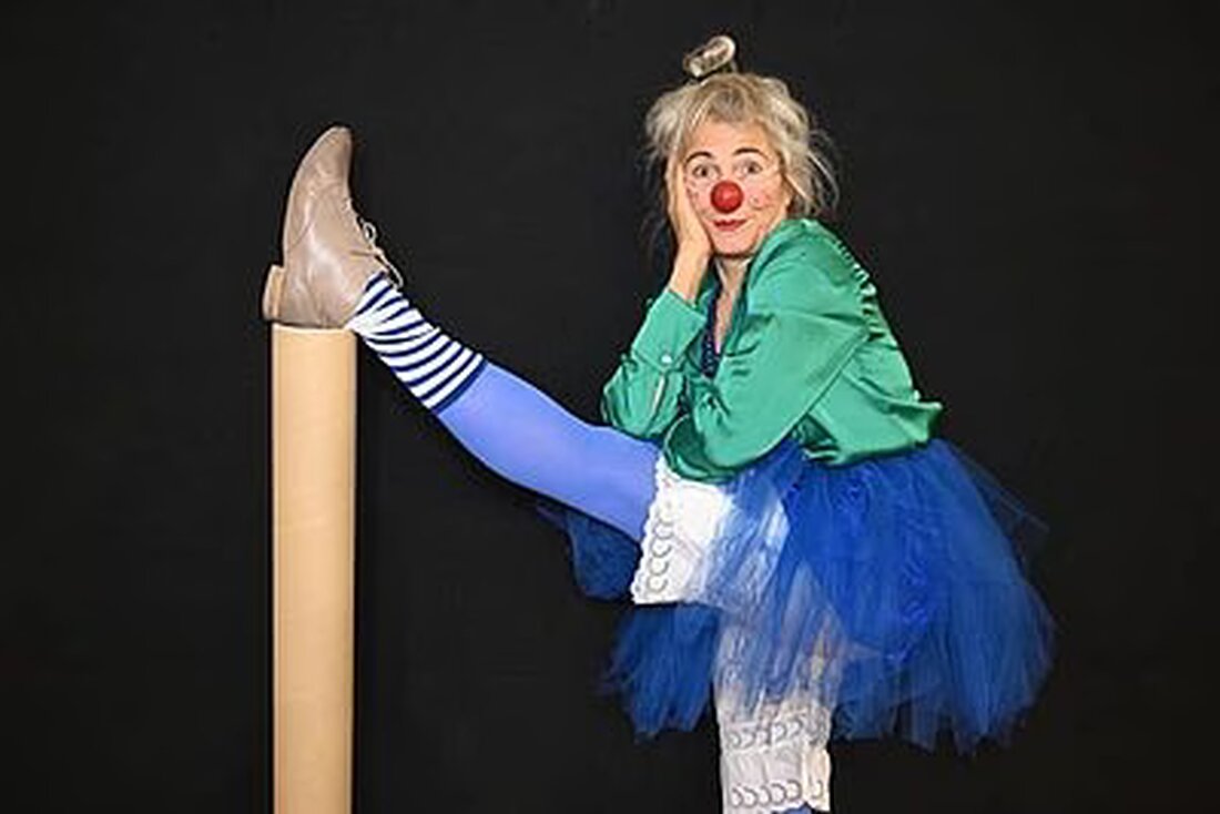 CLOWN SHOW „Zugestellt“ – Mit Humor und Lachen Zuversicht verbreiten CLOWN SHOW „Zugestellt“ – Mit Humor und Lachen Zuversicht verbreiten 8. Februar 2025, 20 Uhr im Theater hedicke’s TerraCotta, Luisenstraße 9, 78464 Konstanz Abschlussarbeit Clown Intensiv – die Künstler spenden die Einnahmen dem Kinderhospiz in Konstanz Zugestellt Bereit für ein heiteres Abenteuer, das voller Chaos und Überraschungen sprüht? Am 08. Februar entführen die talentierten Profi-Clowns der „Clown Intensiv“- Ausbildung ihr Publikum in die mit Spannung erwartete Show „Zugestellt“. Doch was verbirgt sich hinter diesem rätselhaften Titel? Die Clowns nehmen die Zuschauer mit auf eine Reise durch das alltägliche Bestellchaos, die …