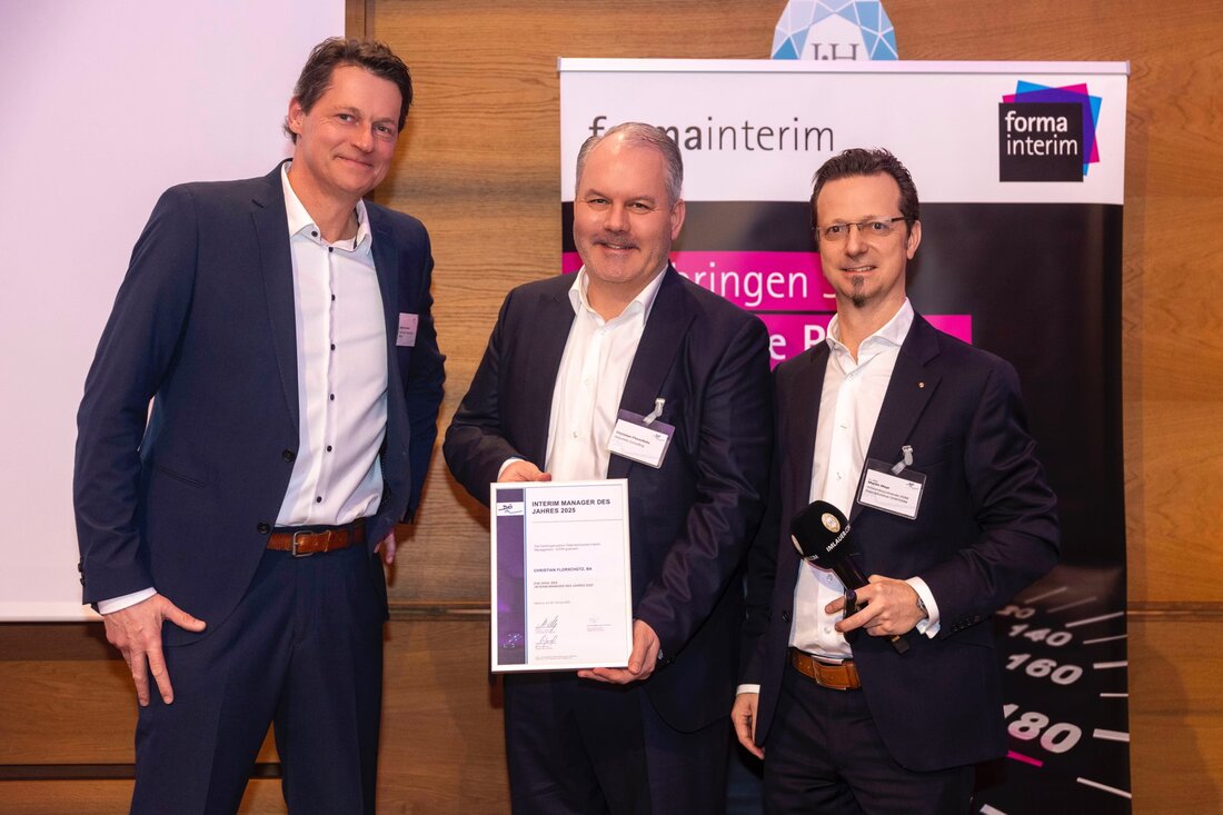 Auszeichnung für herausragende Leistungen in Digitalisierung und Service-Transformation Salzburg, 5. März 2025 – Die DÖIM – Dachorganisation Österreichisches Interim Management hat Christian Florschütz mit dem Titel „Interim Manager des Jahres 2025“ ausgezeichnet. Mit dieser Ehrung wird seine herausragende Leistung in der strategischen Neuausrichtung und Digitalisierung von Kundenserviceprozessen gewürdigt. Florschütz erhielt die Auszeichnung für das Projekt „PARKEN NEU GEDACHT – Die Transformation eines oft übersehenen Services“. Als Interim Manager übernahm er die Leitung eines der größten Customer Service-Optimierungsprojekte in der Parkraumbewirtschaftung im deutschsprachigen Raum. Sein Fokus lag auf der Digitalisierung, Effizienzsteigerung und der Neuausrichtung des Kundenservice als Umsatztreiber. Interim Management als …