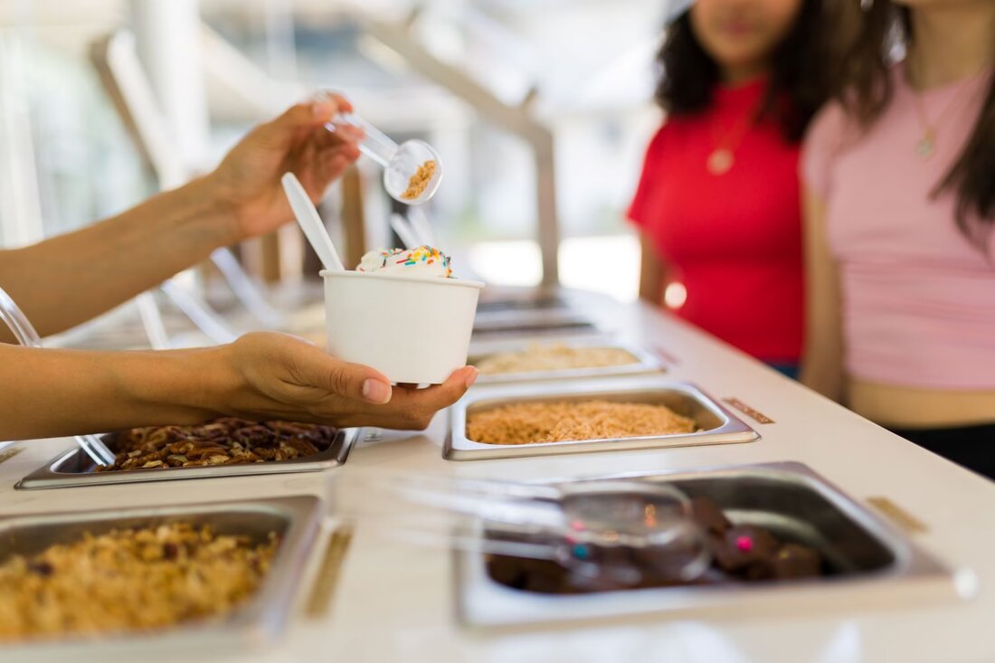 Mit dem Frühling erwacht die Natur zum Leben und die Temperaturen steigen – ideale Voraussetzungen, um sich mit köstlichen Eiskrem- und Frozen Yoghurt-Variationen zu verwöhnen. Diese süßen Leckereien erfreuen sich nicht nur in den heißen Sommermonaten großer Beliebtheit, sondern ziehen auch im Frühling zahlreiche Genießer an. Die Kombination aus erfrischendem Geschmack und kreativen Toppings macht sowohl Eiskrem als auch Frozen Yoghurt zu einem beliebten Snack für Jung und Alt. Die Vielfalt an Geschmacksrichtungen und die Möglichkeit, gesunde Alternativen mit frischen Früchten oder glutenfreien Toppings zu genießen, tragen zur Popularität dieser Desserts bei. Frozen Yoghurt hat sich insbesondere zum gesunden Trendfood …