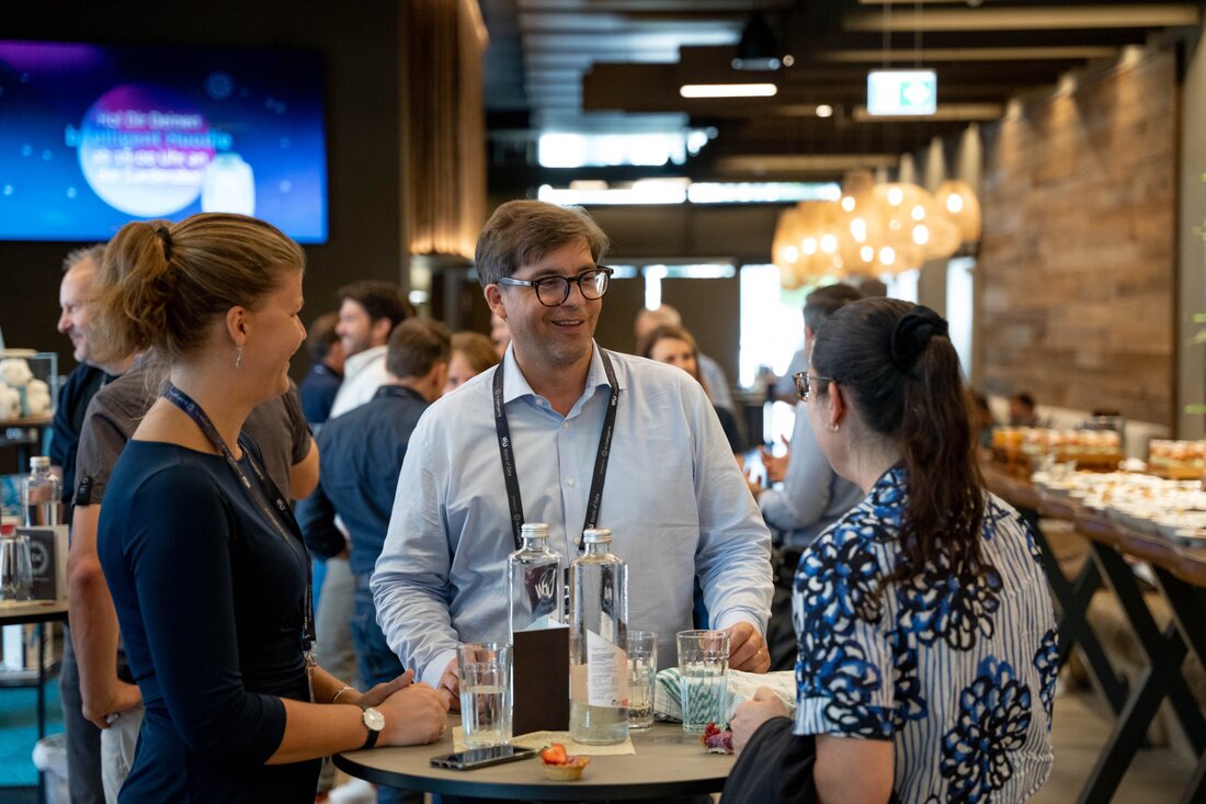 450 Gäste im Theater Basel Basel, 11. April 2025 – Die diesjährige Ausgabe des World of Data (WoD), eine der führenden Veranstaltungen für Datenanalyse, AI und Consulting im DACH-Raum, kehrt am 18. September 2025 in die Schweiz zurück. Da die Premiere 2023 bereits Wochen vor dem Termin ausverkauft war, findet das Event in diesem Jahr im grösseren Theater Basel statt. Rund 450 Teilnehmende erwartet ein vielseitiges Programm mit praxisnahen Vorträgen, spannenden Keynotes und einer Ausstellung namhafter Technologiepartner. „Der WoD ist mehr als nur ein Event – er ist ein Ort für Austausch, Inspiration und Networking. Hier kommen nicht nur neue …